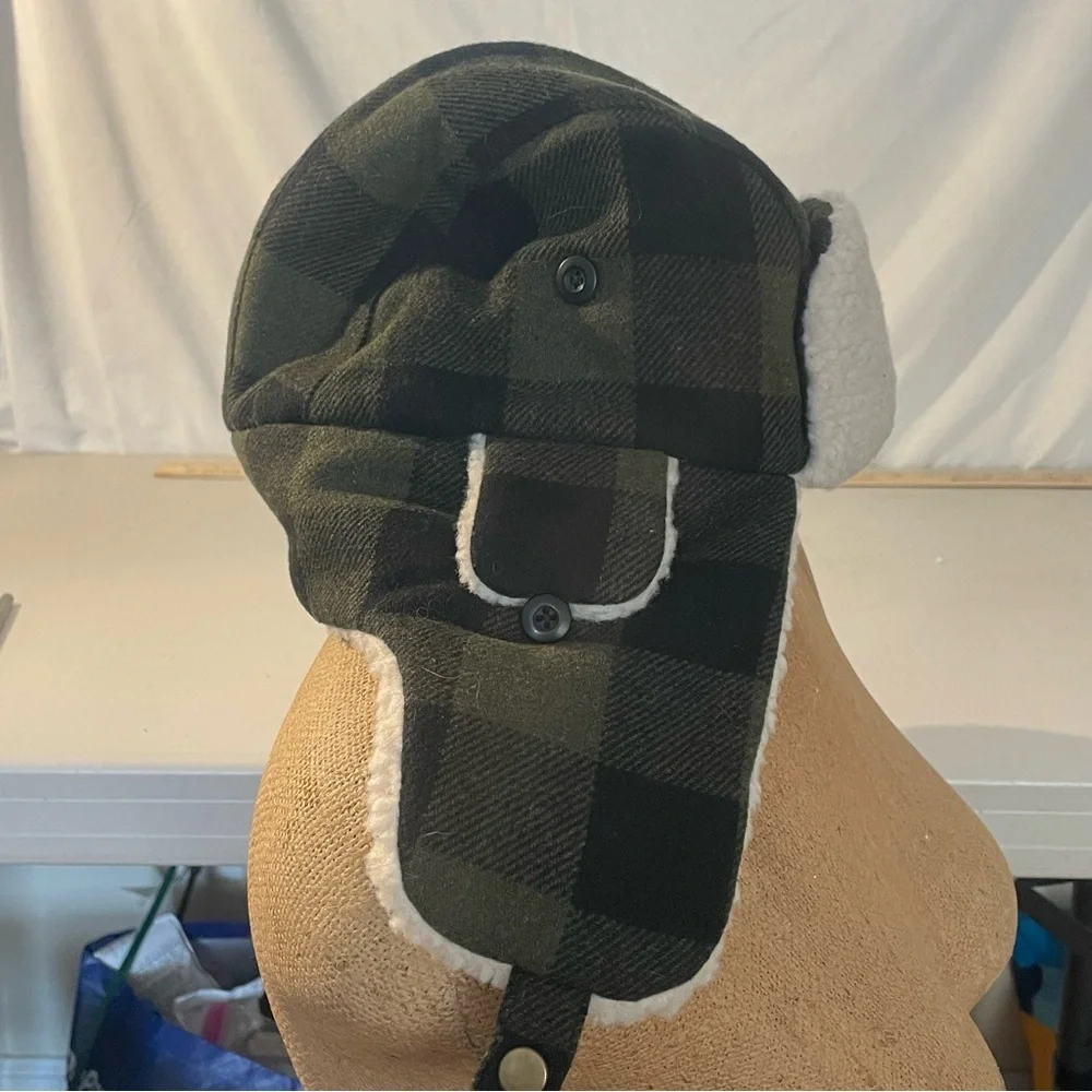 Cozy Kids Aviator Hat with Ear Flaps green & White  under neck snap size XL